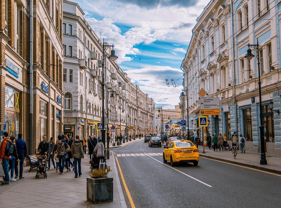 The Supporting Cast That Builds the World of Entrevías